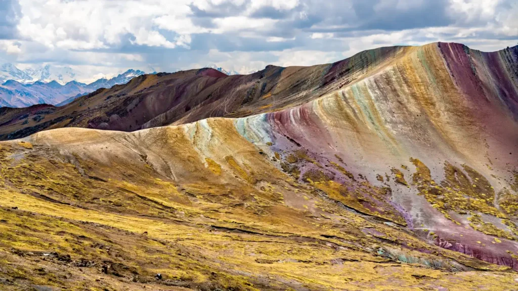 Explora las Montañas Arcoíris en Perú: Un Viaje de Colores Únicos
